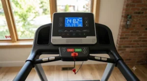 Close up of the digital console on a 2.5 HP budget treadmill. | Gros plan sur la console numérique d'un tapis de course économique 2.5 HP.